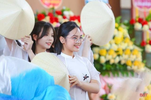 Nữ sinh Hà Tĩnh gây 'sốt' mạng xã hội với bài phát biểu đầy khí chất- Ảnh 4.