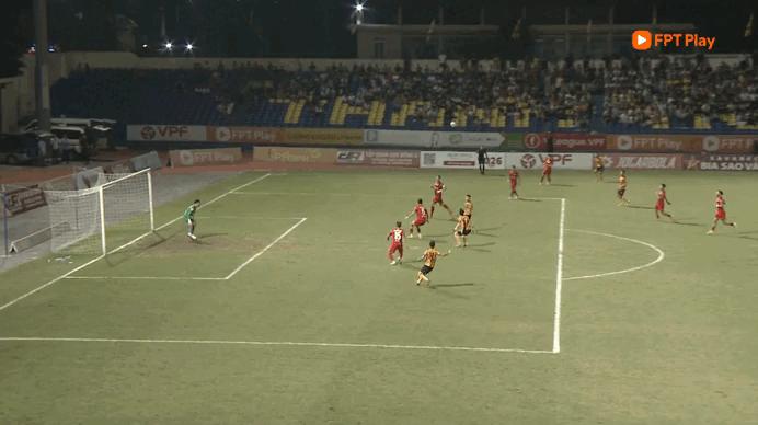 Sao U.23 Việt Nam ghi bàn quý hơn vàng, Thanh Hóa quật ngã PVF-CAND: Sắp trụ hạng thành công! - Ảnh 3.