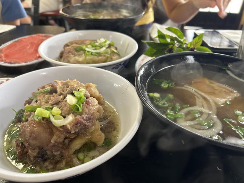 'Ăn phở thì chỉ có Phở 79': Gia đình gần nửa thế kỷ giữ hồn Việt ởMỹ - Ảnh 1.