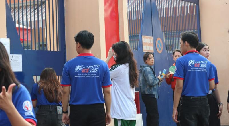 Thí sinh ngủ quên đi thi trễ được tình nguyện viên hỗ trợ kịp thời - Ảnh 1.