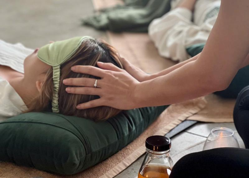 Giới trẻ đối diện áp lực công việc và tìm cách hồi phục sức khỏe hiệu quả - Ảnh 1.