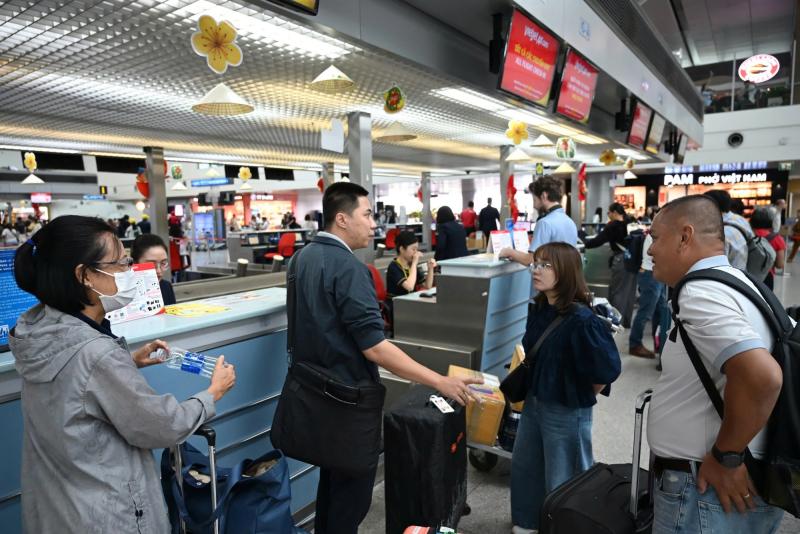 Vé máy bay, tàu xe lễ 'nóng' hầm hập- Ảnh 2.