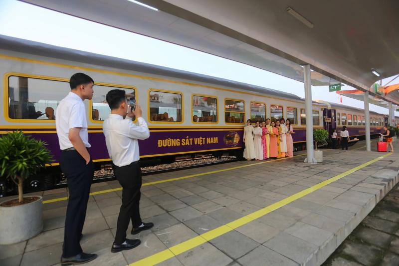 Vé máy bay, tàu xe lễ 'nóng' hầm hập- Ảnh 3.