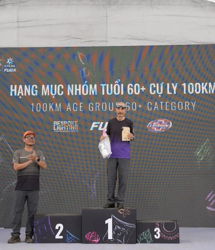 Lan tỏa trên mạng xã hội: 'Bố già' 4 lần chạy bộ băng rừng 100 km  - Ảnh 1.