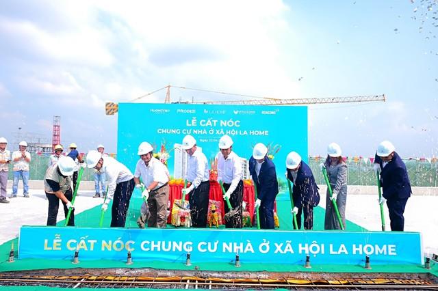 Cất nóc CC NOXH LA Home - An cư trong hệ sinh thái đô thị, công nghiệp - Ảnh 1.