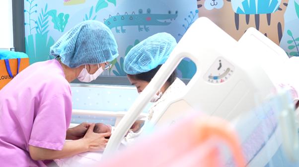 Chăm sóc sơ sinh lấy gia đình làm trung tâm:Liệu pháp 'kỳ diệu' cho não bộ trẻ - Ảnh 5.