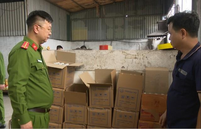 Đột kích xưởng dấm giả pha hóa chất độc hại - Ảnh 2.