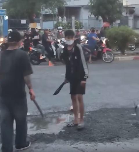 Xác minh vụ nhóm thanh niên cầm hung khí rượt đuổi, chém nhau ở KCN Sóng Thần - Ảnh 1.