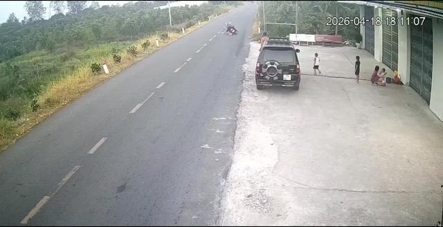 Bé 5 tuổi đá bóng lăn ra đường làm người đàn ông 50 tuổi ngã tử vong- Ảnh 1.