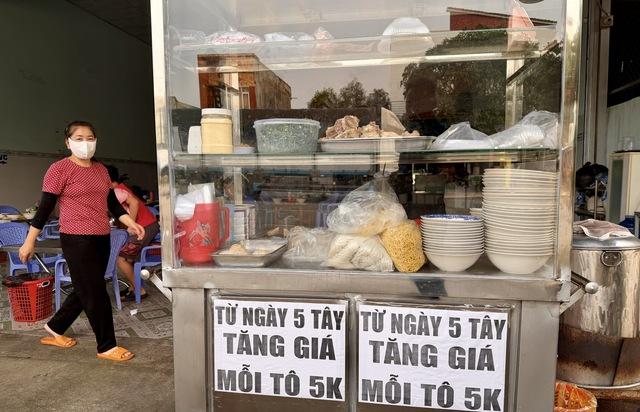 40.000 đồng/suất cơm không đủ no: Công nhân chật vật, doanh nghiệp lỗ 100 triệu đồng/tháng- Ảnh 1.