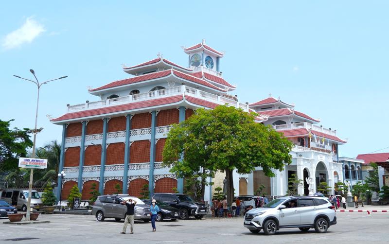 Nhà thờ Tắc Sậy điểm hành hương nổi tiếng trước thánh lễ tuyên phong Chân phước - Ảnh 2.