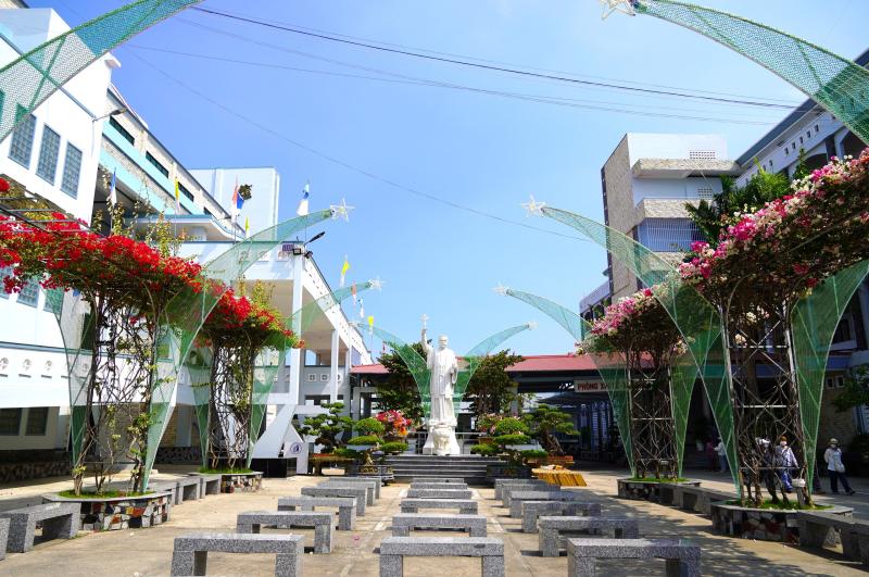 Nhà thờ Tắc Sậy điểm hành hương nổi tiếng trước thánh lễ tuyên phong Chân phước - Ảnh 9.