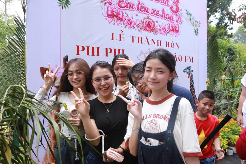 Đổ xô đi xem ‘lễ thành hôn' hươu cao cổ ở Thảo Cầm Viên Sài Gòn - Ảnh 6.