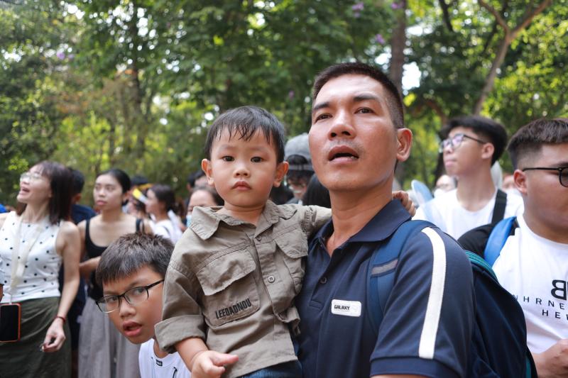 Đổ xô đi xem ‘lễ thành hôn' hươu cao cổ ở Thảo Cầm Viên Sài Gòn - Ảnh 5.