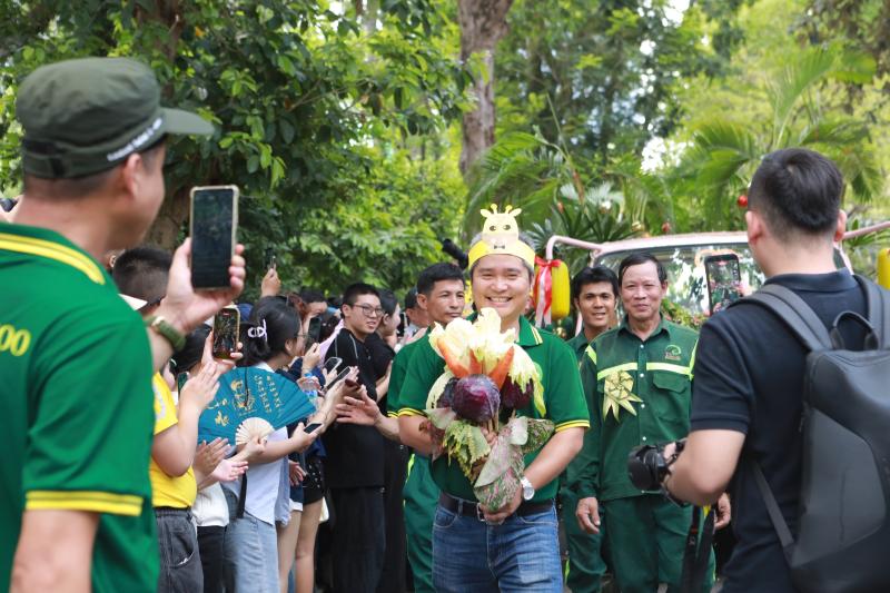 Đổ xô đi xem ‘lễ thành hôn' hươu cao cổ ở Thảo Cầm Viên Sài Gòn - Ảnh 4.