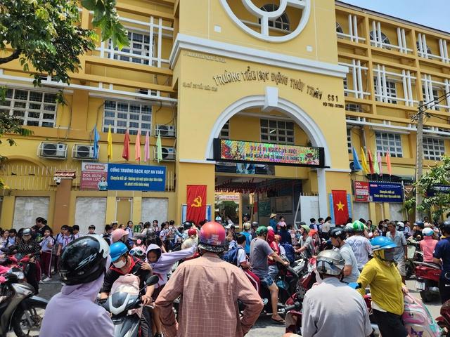 Phường Tân Thuận, TP.HCM thông báo chính thức vụ 46 học sinh nghi ngộ độc thực phẩm - Ảnh 1.