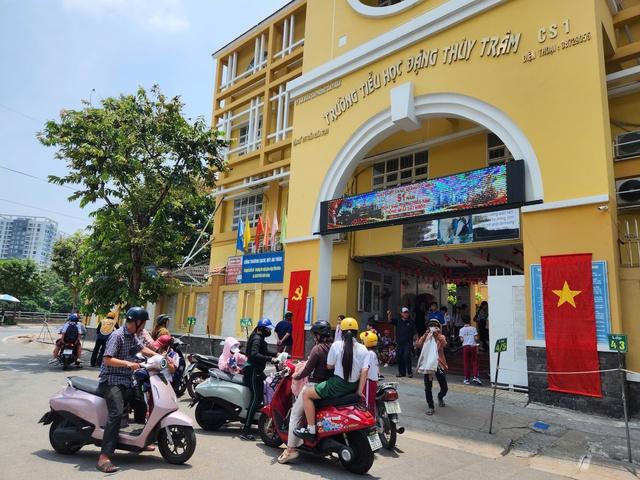 Phường Tân Thuận, TP.HCM thông báo chính thức vụ 46 học sinh nghi ngộ độc thực phẩm - Ảnh 2.