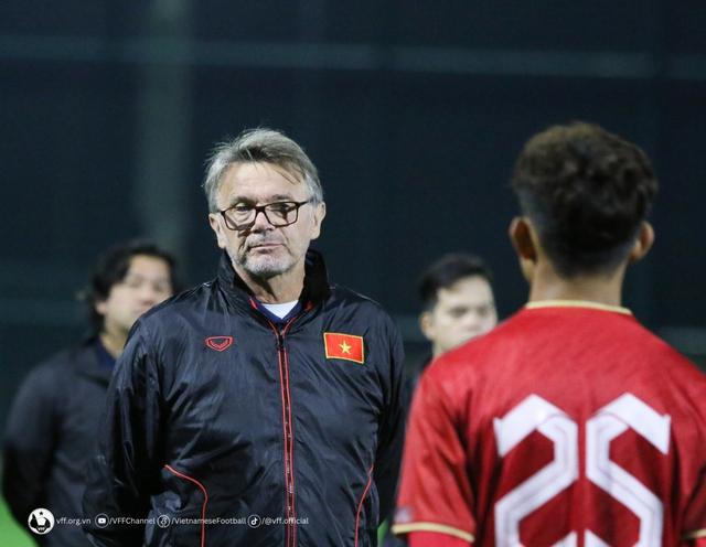 Nóng: HLV Troussier sắp trở lại Việt Nam trong vai trò mới, tái ngộ trợ lý cũ?- Ảnh 2.