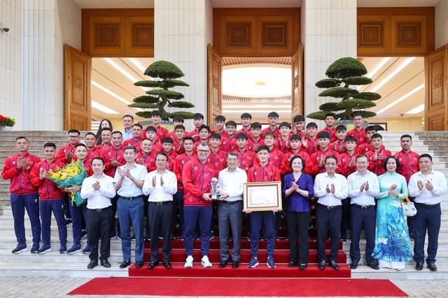 Thủ tướng Lê Minh Hưng gặp mặt, chúc mừng U.17 Việt Nam: ‘Mong đội giành những chiến thắng lớn hơn’- Ảnh 1.