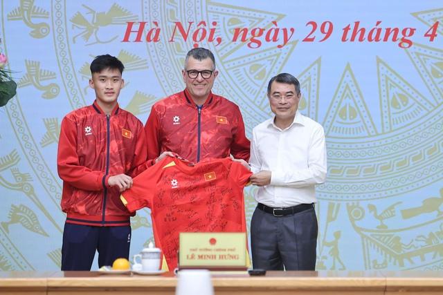 Thủ tướng Lê Minh Hưng gặp mặt, chúc mừng U.17 Việt Nam: ‘Mong đội giành những chiến thắng lớn hơn’- Ảnh 4.