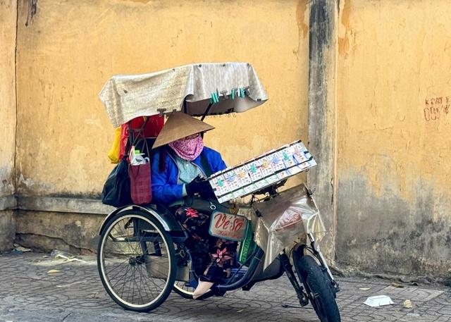 Chuyên gia: 'Cần lập quỹ an sinh cho người bán vé số dạo'- Ảnh 1.