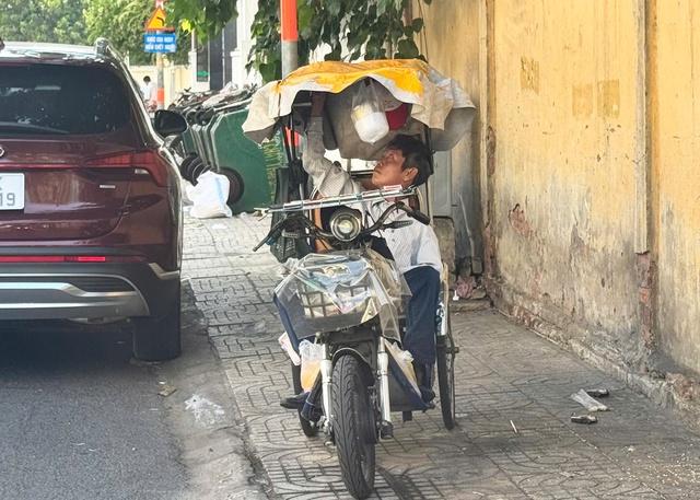 Chuyên gia: 'Cần lập quỹ an sinh cho người bán vé số dạo'- Ảnh 2.