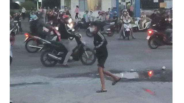 Xác minh vụ nhóm thanh niên cầm hung khí rượt đuổi, chém nhau ở KCN Sóng Thần - Ảnh 2.
