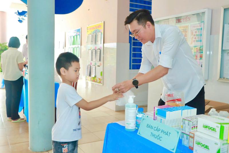 Người dân TP.HCM xúc động khi được khám sức khỏe miễn phí: ‘Quý giá vô cùng’ - Ảnh 7.