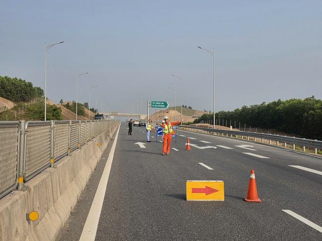 Cao tốc Vũng Áng - Cam Lộ tạm đóng từng đoạn để lắp giá long môn - Ảnh 2.
