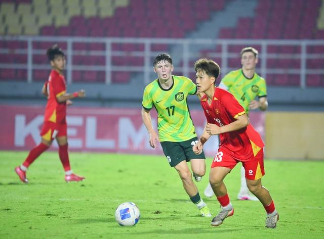 U.17 Việt Nam dưới thời HLV Roland và đặc sản 'nhấc chân bỏ bóng' đầy ma thuật- Ảnh 1.