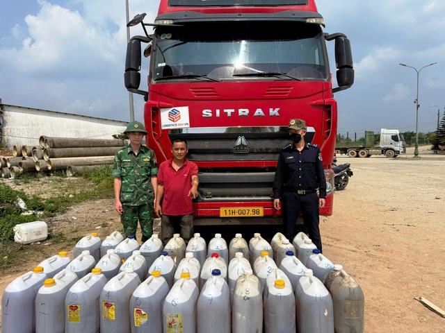 Giấu 880 lít dầu Diesel dưới gầm rơ moóc, tìm cách tuồn qua biên giới kiếm lời - Ảnh 1.