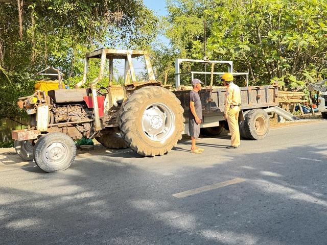 Chạy xe máy cày ra đường, tài xế lẫn chủ xe bị CSGT phạt gần 90 triệu - Ảnh 1.