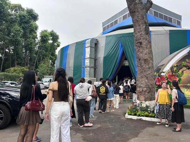 Rạp xiếc Công viên Gia Định có gì mà người dân xếp hàng dài đến xem? - Ảnh 1.