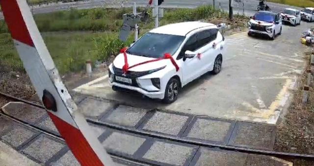 ‘Liều mình’ vượt đèn đỏ băng qua đường sắt, tài xế xe đám cưới bị phạt nặng- Ảnh 1.