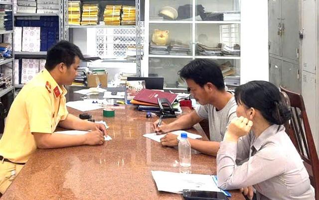 ‘Liều mình’ vượt đèn đỏ băng qua đường sắt, tài xế xe đám cưới bị phạt nặng- Ảnh 2.