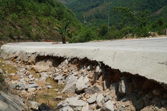 'Ổ voi' bủa vây tỉnh lộ 623 ở Quảng Ngãi: 4 km ám ảnh người đi đường- Ảnh 6.