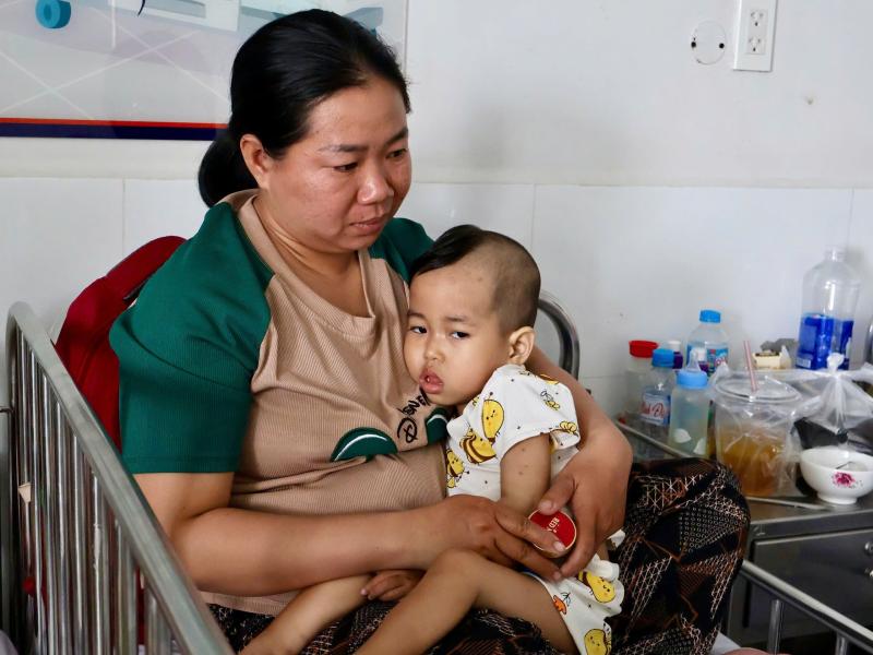 Xin cứu bé 3 tuổi mắc bệnh hiếm, chị đi làm xa phụ cha mẹ cứu em - Ảnh 3.