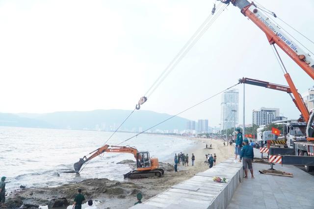 Phát hiện nhiều đạn pháo, súng ống khi trục vớt xác xe tăng ỏ biển Quy Nhơn- Ảnh 4.