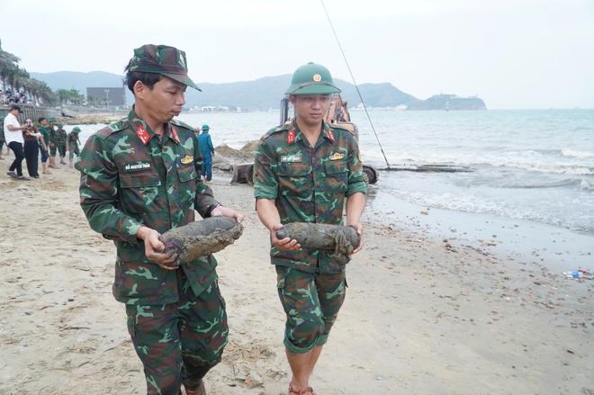 Phát hiện nhiều đạn pháo, súng ống khi trục vớt xác xe tăng ỏ biển Quy Nhơn- Ảnh 9.