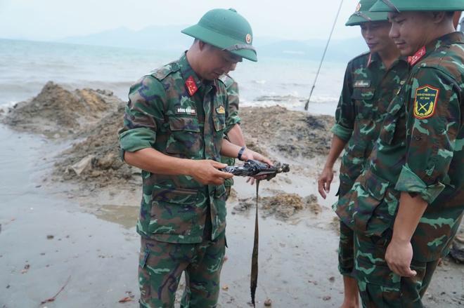 Phát hiện nhiều đạn pháo, súng ống khi trục vớt xác xe tăng ỏ biển Quy Nhơn- Ảnh 5.