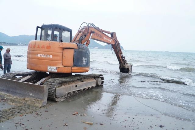Phát hiện nhiều đạn pháo, súng ống khi trục vớt xác xe tăng ỏ biển Quy Nhơn- Ảnh 13.