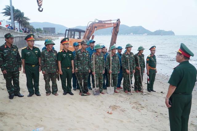 Phát hiện nhiều đạn pháo, súng ống khi trục vớt xác xe tăng ỏ biển Quy Nhơn- Ảnh 2.