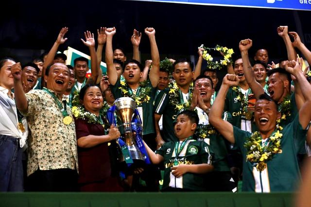Trường Tươi Đồng Nai nhận cúp vô địch ngọt ngào, bầu Sơn xúc động ôm chặt những người hùng- Ảnh 8.