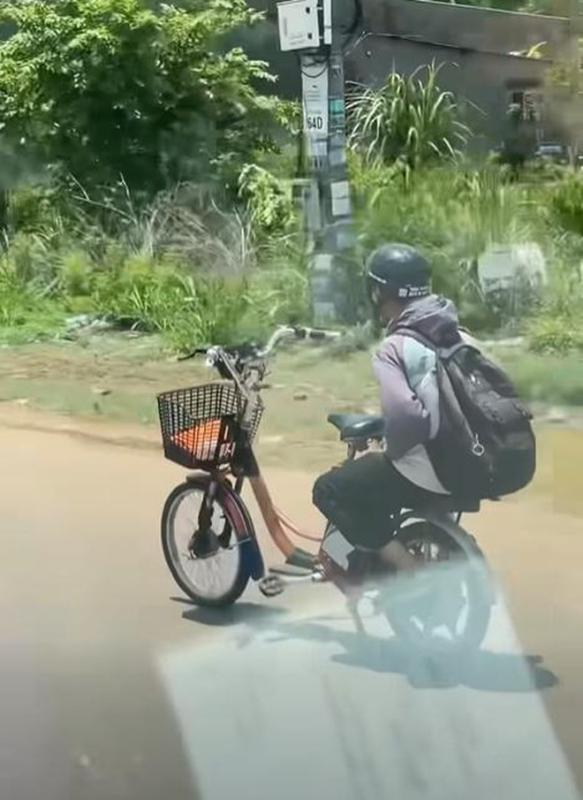 Xác minh thiếu niên ngồi ghế sau buông 2 tay khi đi xe đạp điện - Ảnh 2.