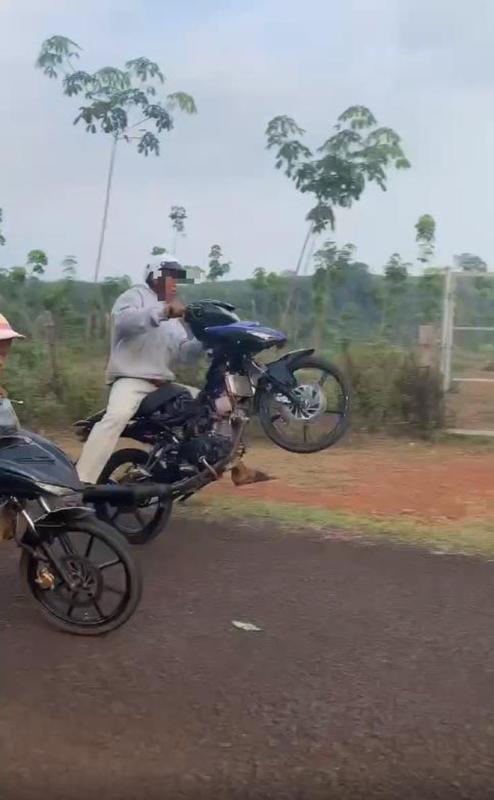 Đăng clip chạy xe tốc độ cao, bốc đầu xe máy lên Facebook câu view...và cái kết - Ảnh 2.