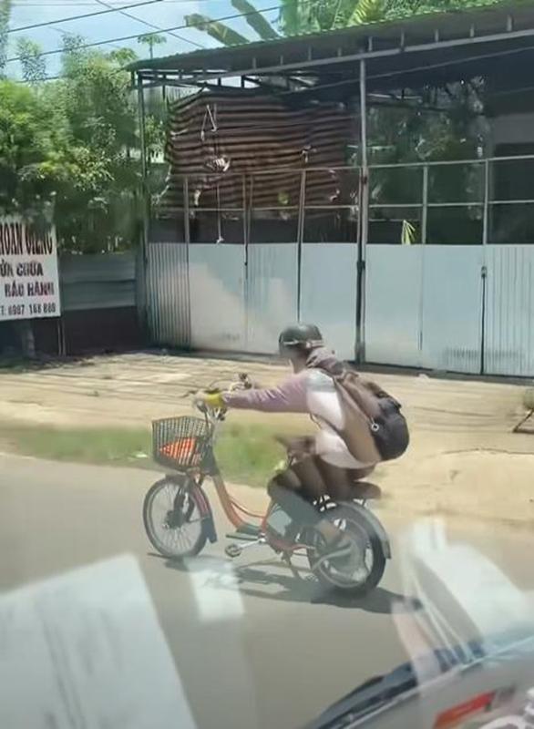 Xác minh thiếu niên ngồi ghế sau buông 2 tay khi đi xe đạp điện - Ảnh 3.