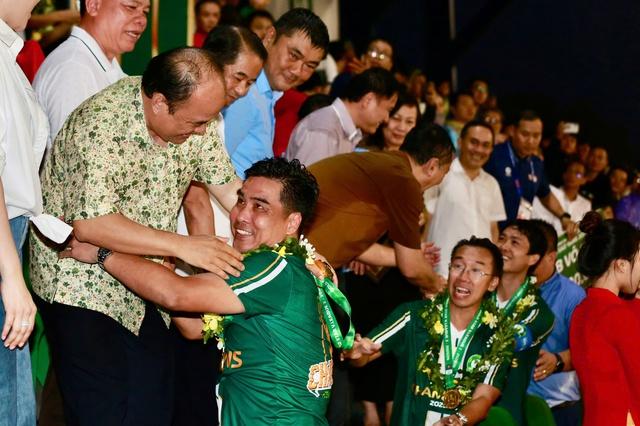 Trường Tươi Đồng Nai nhận cúp vô địch ngọt ngào, bầu Sơn xúc động ôm chặt những người hùng- Ảnh 1.