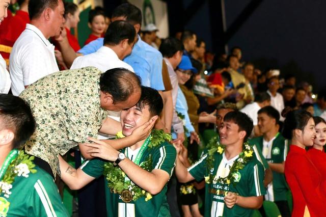 Trường Tươi Đồng Nai nhận cúp vô địch ngọt ngào, bầu Sơn xúc động ôm chặt những người hùng- Ảnh 9.