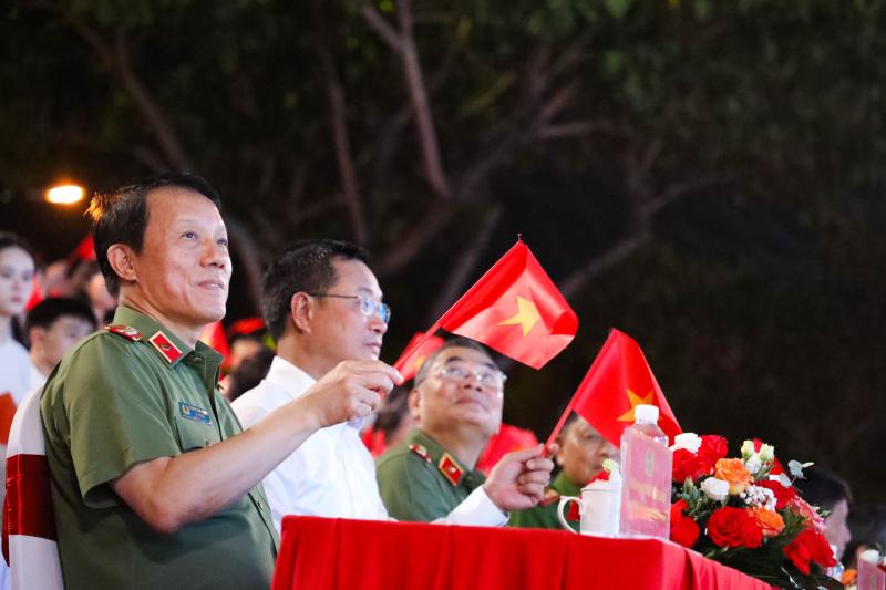Màn truy đuổi kịch tính trên sông Hàn gây ấn tượng tại gala 'Tổ quốc bình yên'- Ảnh 4.