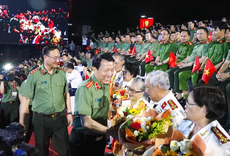 Màn truy đuổi kịch tính trên sông Hàn gây ấn tượng tại gala 'Tổ quốc bình yên'- Ảnh 17.